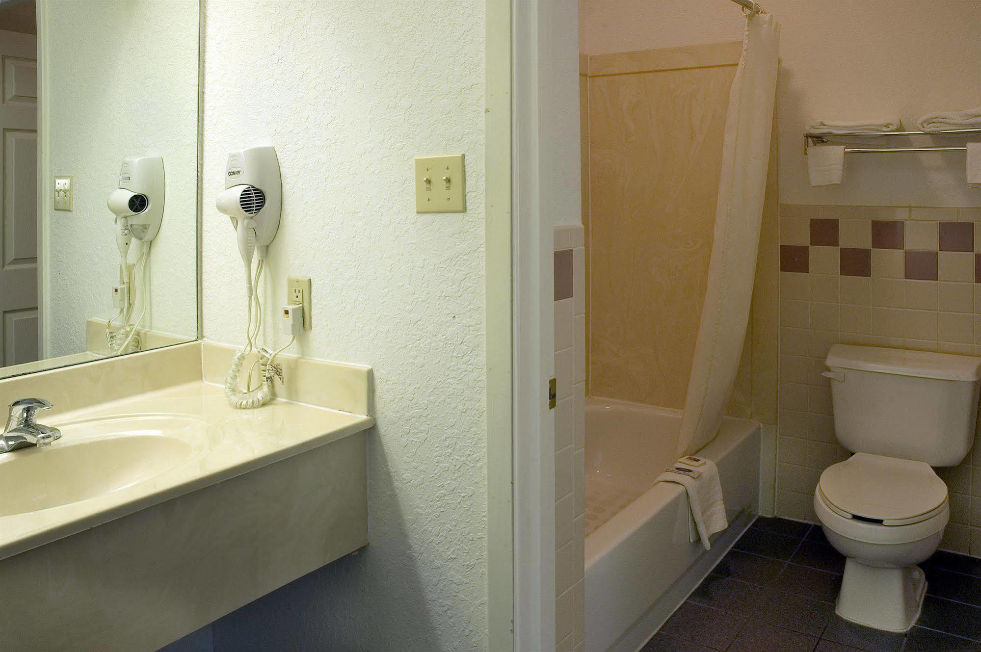 Budget Host Hempstead Inn Brookhollow/Energy Corridor Хьюстон Экстерьер фото